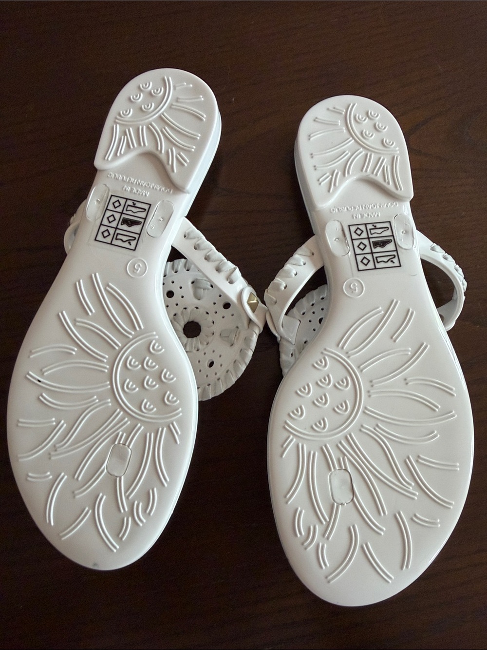 Jack Rogers White Leather Circle Medallion Thong Sandals - Picture 3 of 5